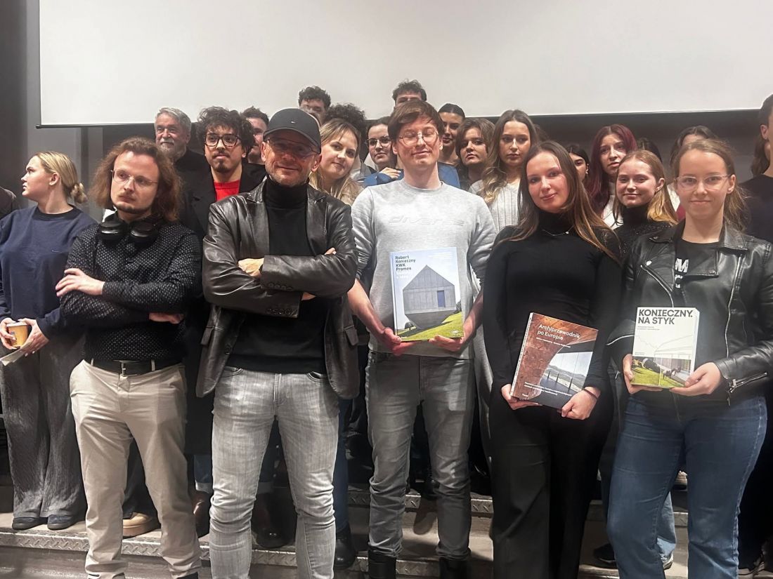 Robert Konieczny że studentami i studentkami Politechniki Gliwickiej