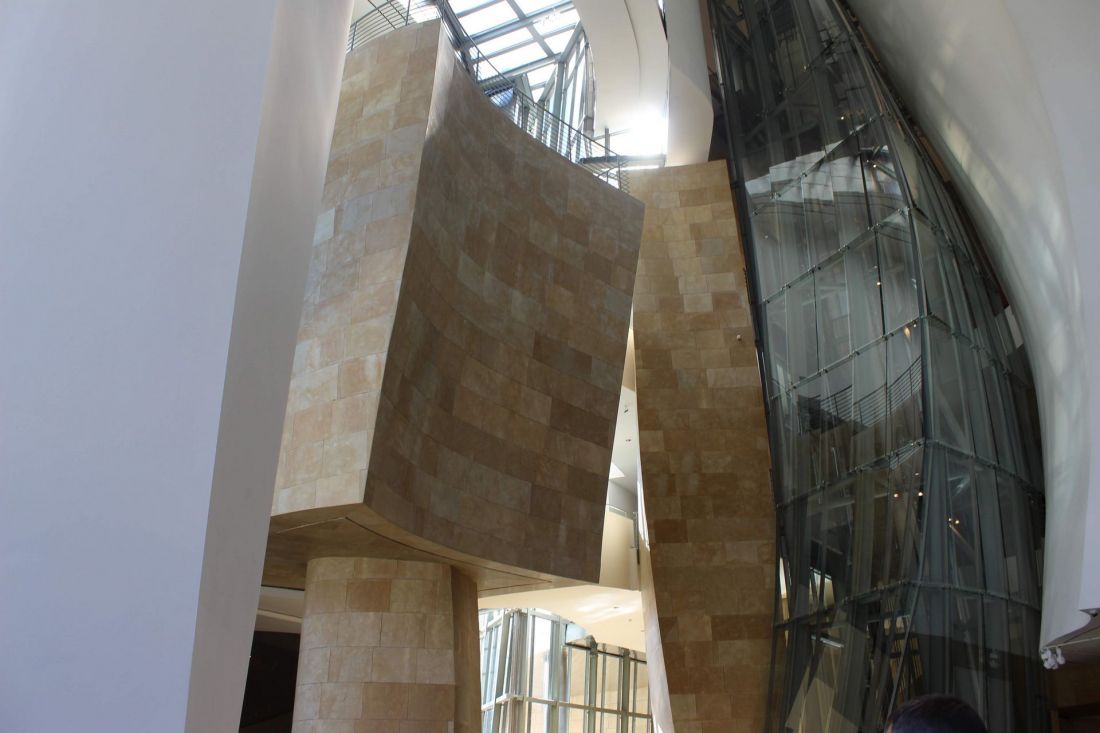 Wnętrze Muzeum Guggenheima w Bilbao