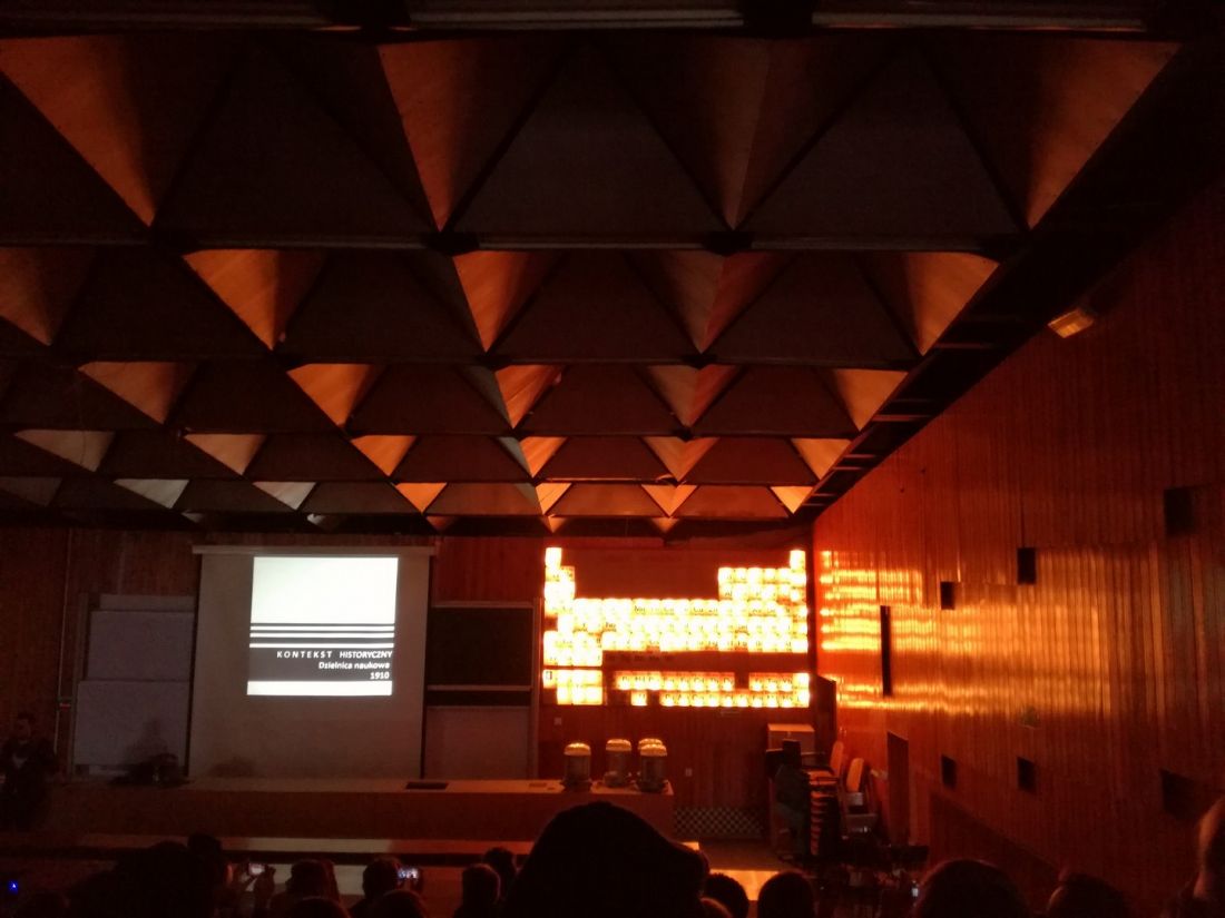 aula i podświetlana tablica Mendelejewa