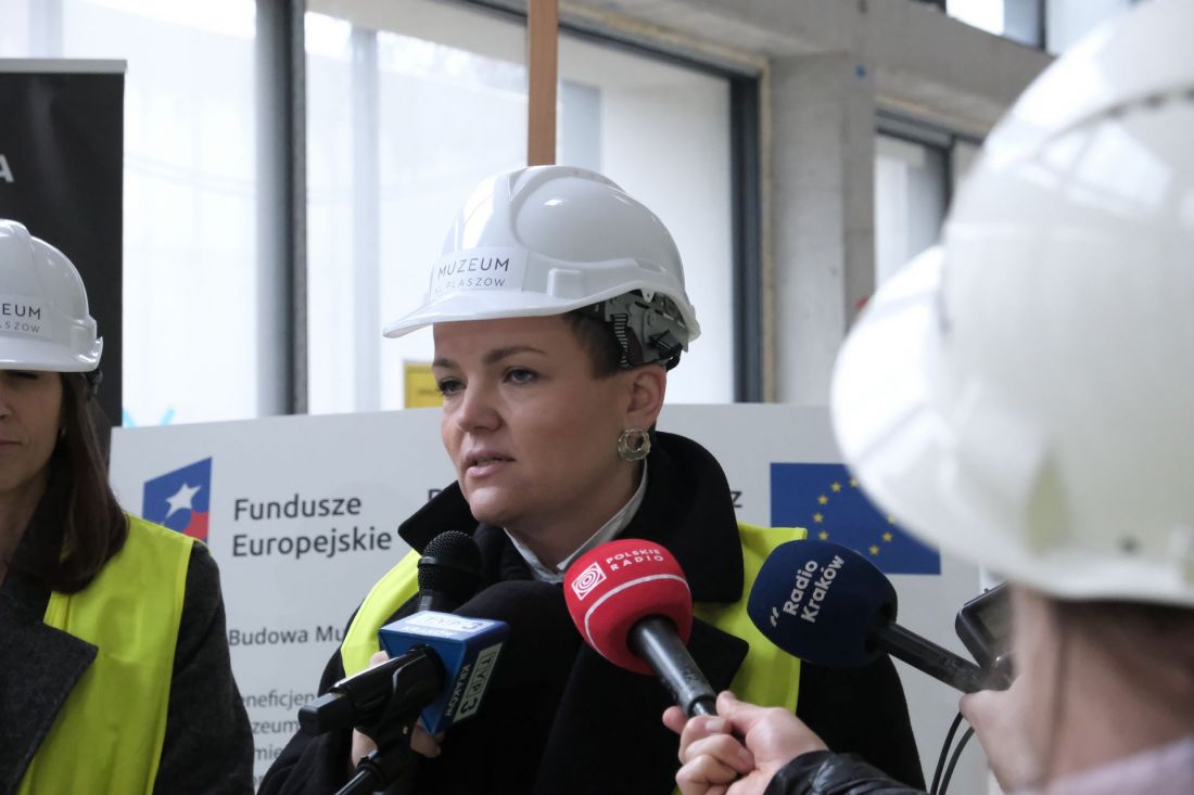 Ministra kultury Marta Cienkowska podczas konferencji na temat budowy Memoriału na terenie obozu KL Plaszow