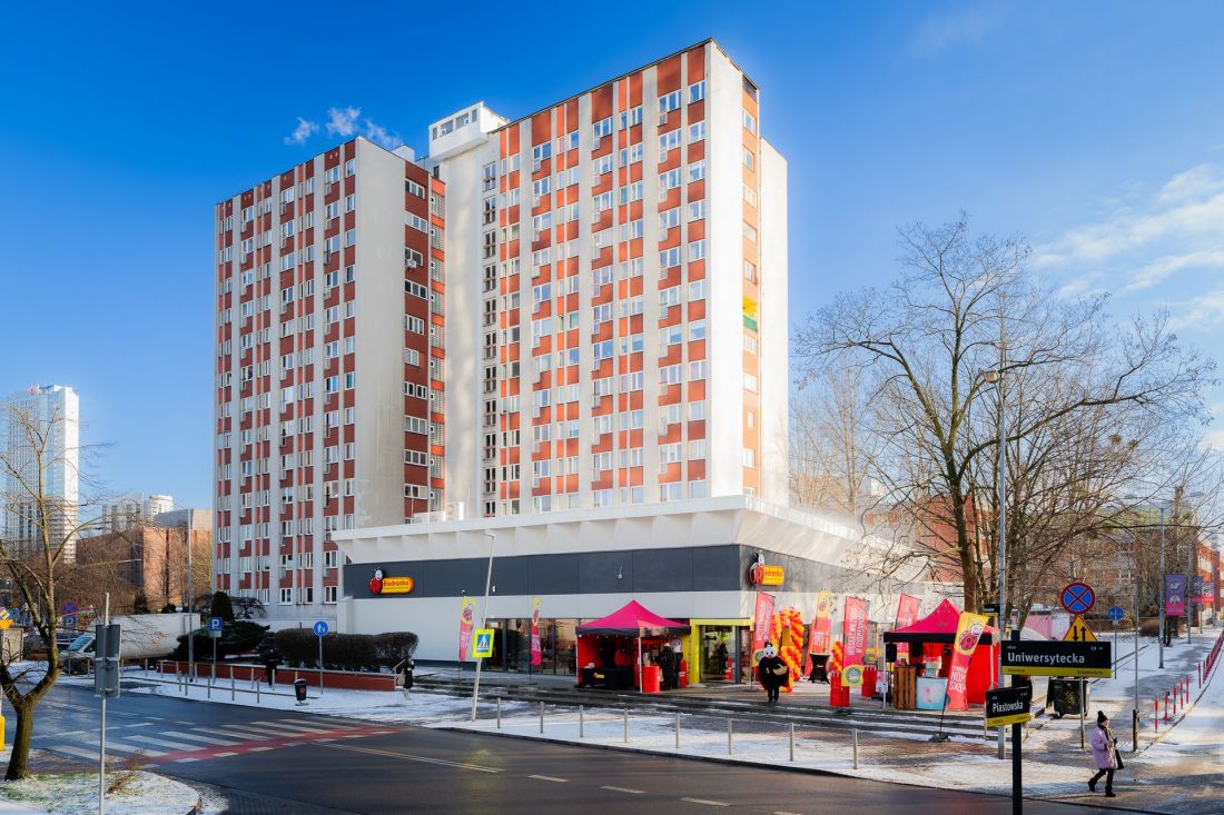 Market Biedronka w pawilonie przy ulicy Uniwersyteckiej 12 w Katowicach