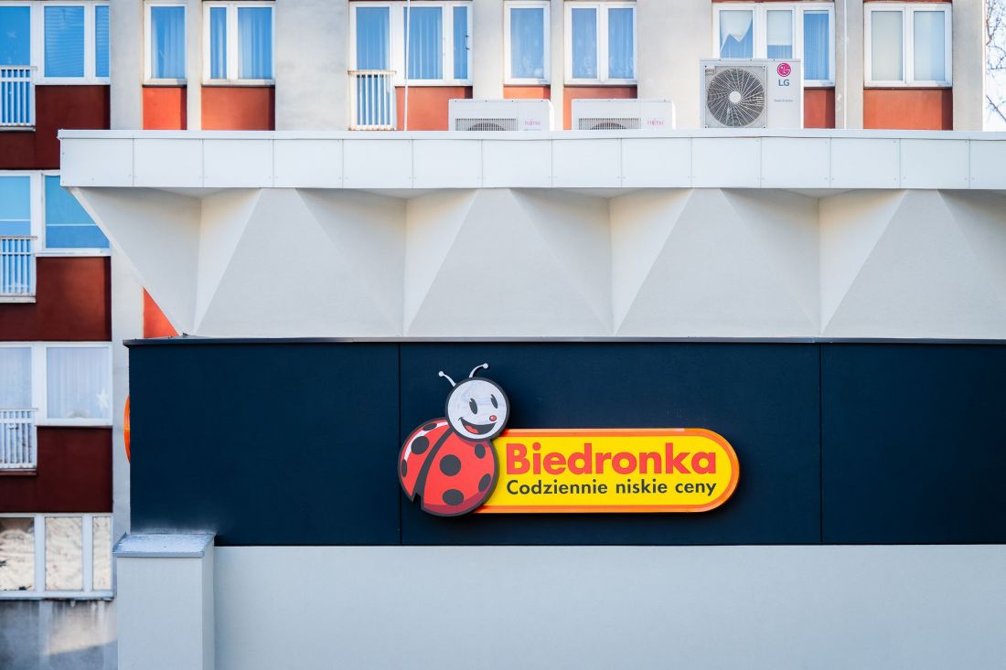 Market Biedronka w pawilonie przy ulicy Uniwersyteckiej 12 w Katowicach