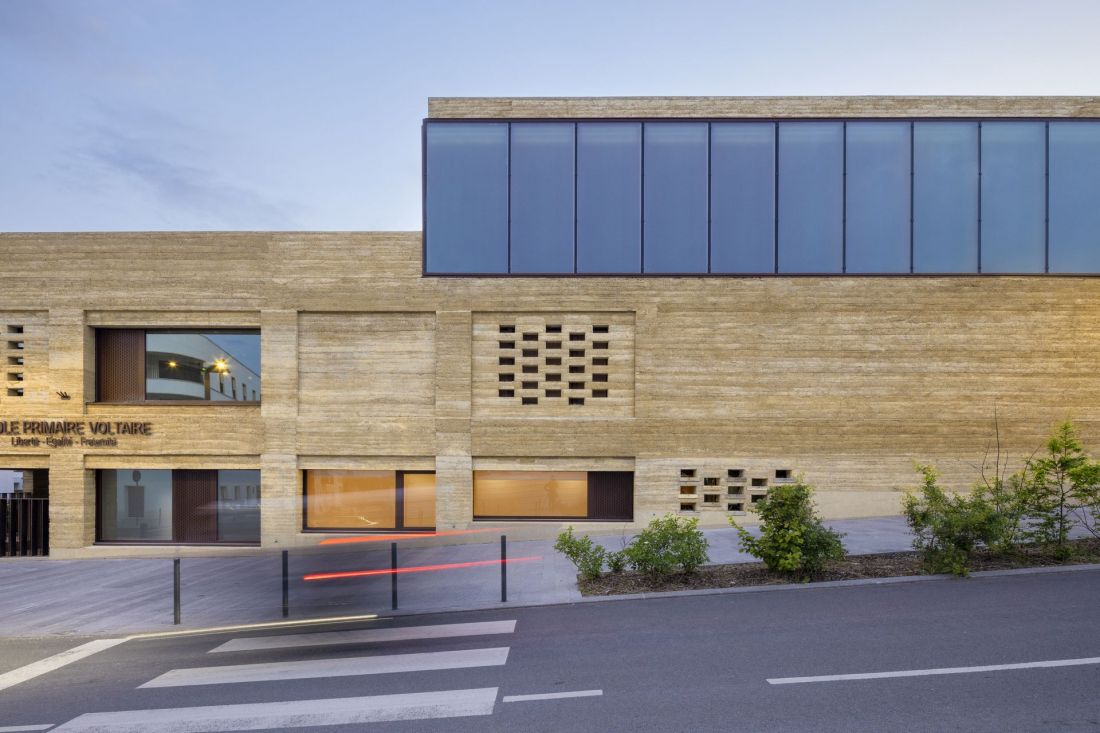 Faire école - szkoła z ziemi, drewna i betonu z recyklingu w Châtenay-Malabry, Francja