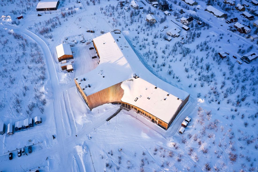 Centrum kulturalno-edukacyjne Čoarvemátta z Teatrem, Liceum i Szkołą wypasania reniferów w Kautokeino, Norwegia