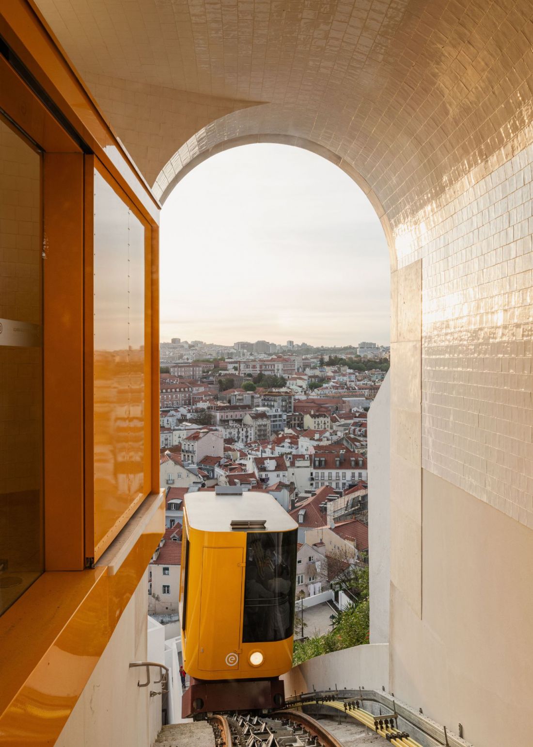 Kolejka linowa na Miradouro da Graça w Lizbonie, Portugalia