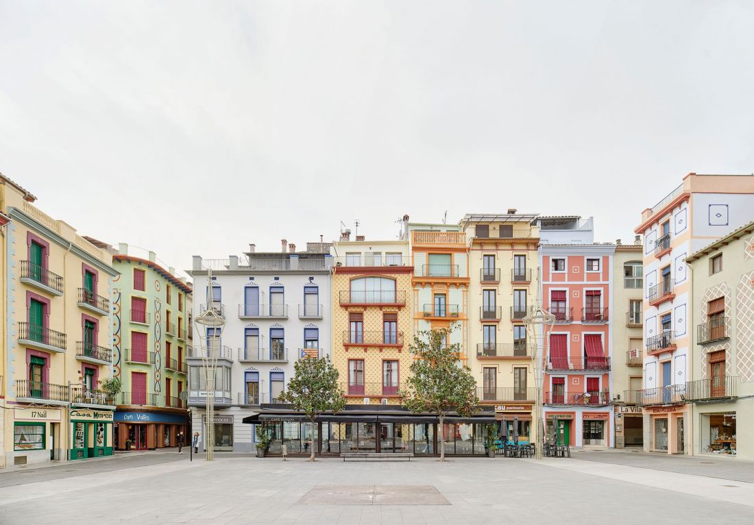 Plaça Major - Przestrzeń publiczna. Dziedzictwo, mieszkalnictwo i miejskie życie, Olot, Hiszpania