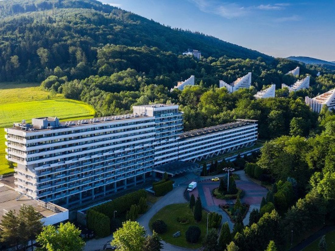 sanatorium Równica, w tle domy wczasowe, 2024 r.