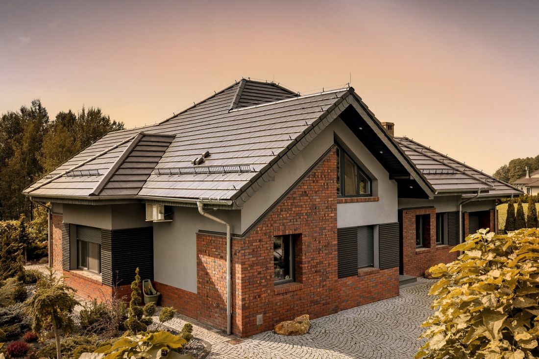 dachówka ceramiczna Braas Turmalin, kolor antracytowy