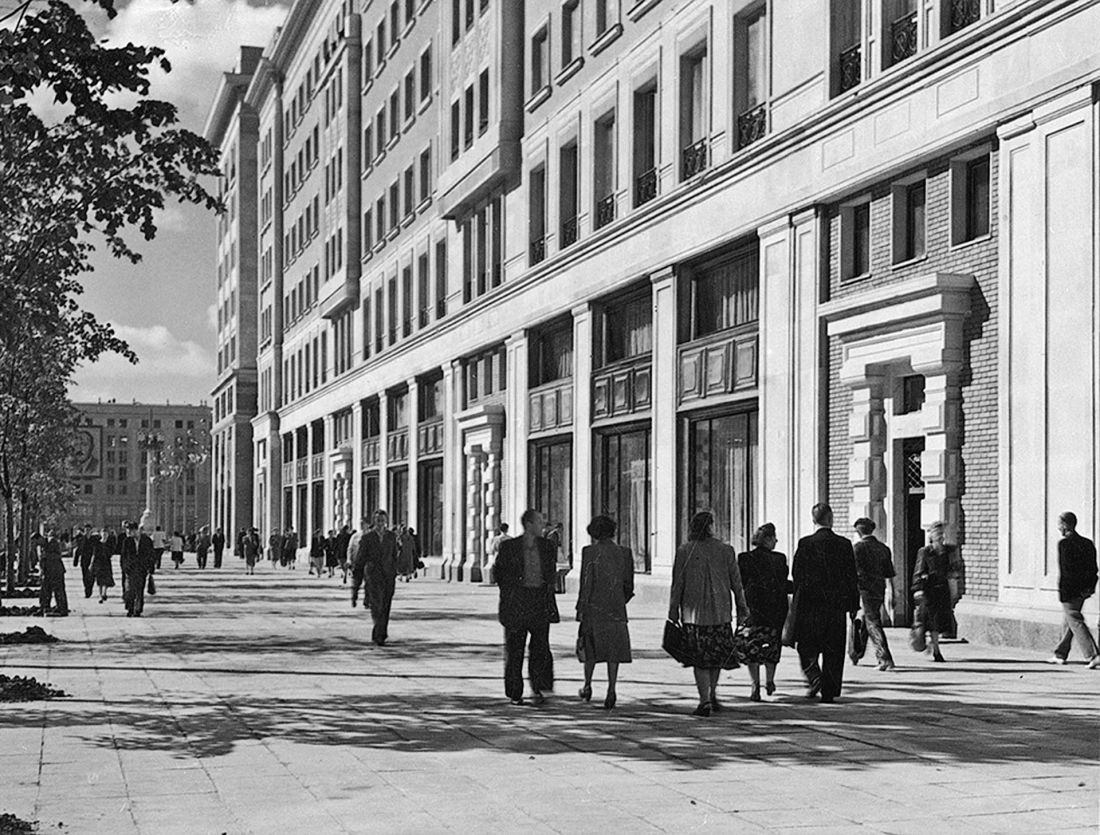 zachodnia strona ulicy Marszałkowskiej, od ulicy Wilczej do placu Konstytucji, ok. 1952 roku - tutaj mieściły się bary: rybny, mięsny, owocowy i mleczny