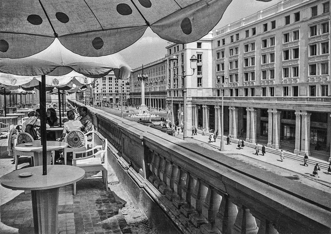 parasole na tarasie kawiarni Literackiej przy ulicy Marszałkowskiej, między placami Zbawiciela i Konstytucji, 1952 rok