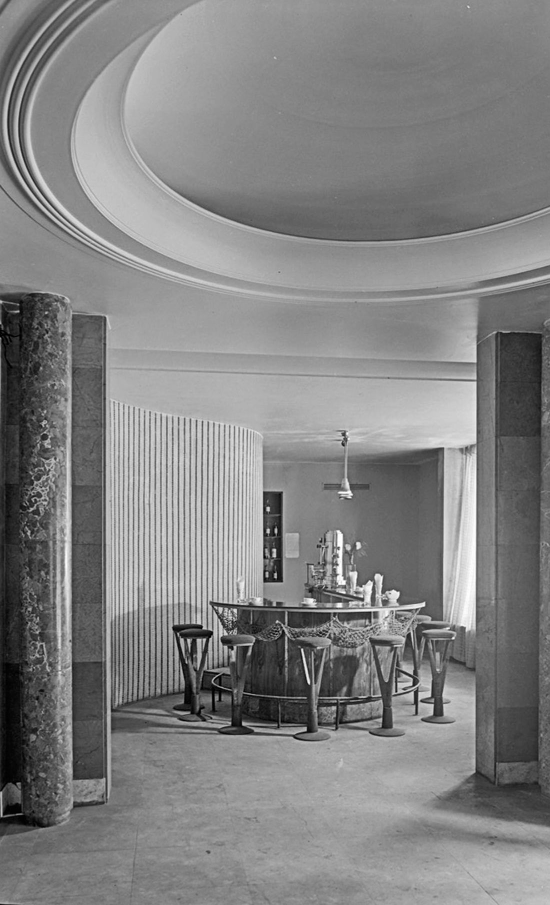 bar kawowy w kawiarni Arkady, 1959 rok, proj.: Janusz Błażejowski (1954); przechodząc do baru, mijało się kolumny z marmuru zygmuntowskiego z Kielc