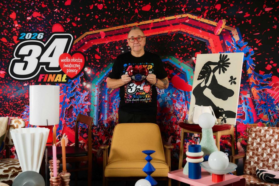 „Design dla WOŚP”, Jurek Owsiak z przedmiotami wystawionymi na tegoroczną aukcję