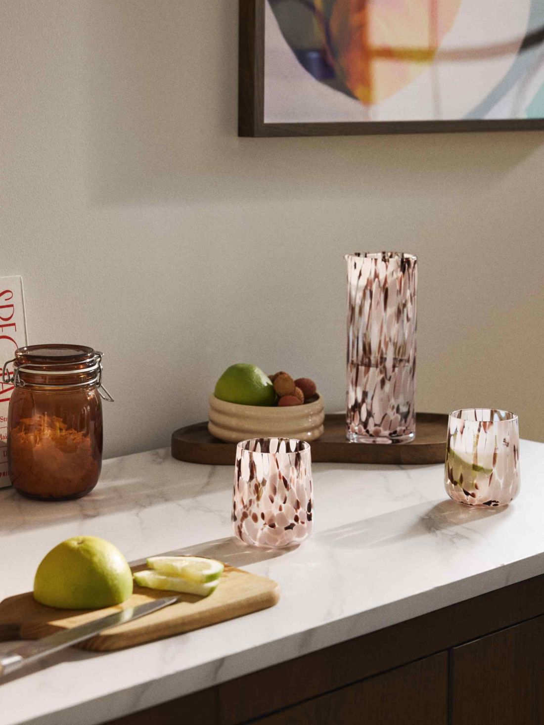 Wystarczy kilka przemyślanych dodatków, odpowiednie światło i kilka drobiazgów, aby zwykły wieczór nabrał wyjątkowego charakteru