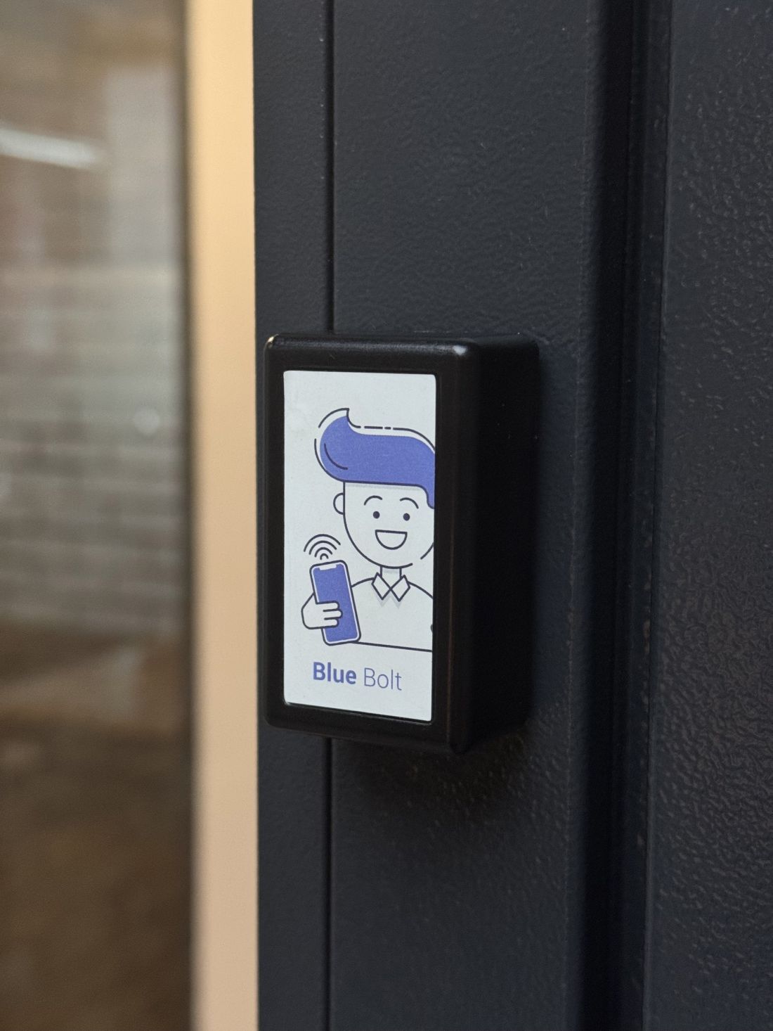 Blue Bolt tworzy własne urządzenia, dzięki czemu łatwo integruje się z każdym systemem - od domofonów po windy i parkingi. 