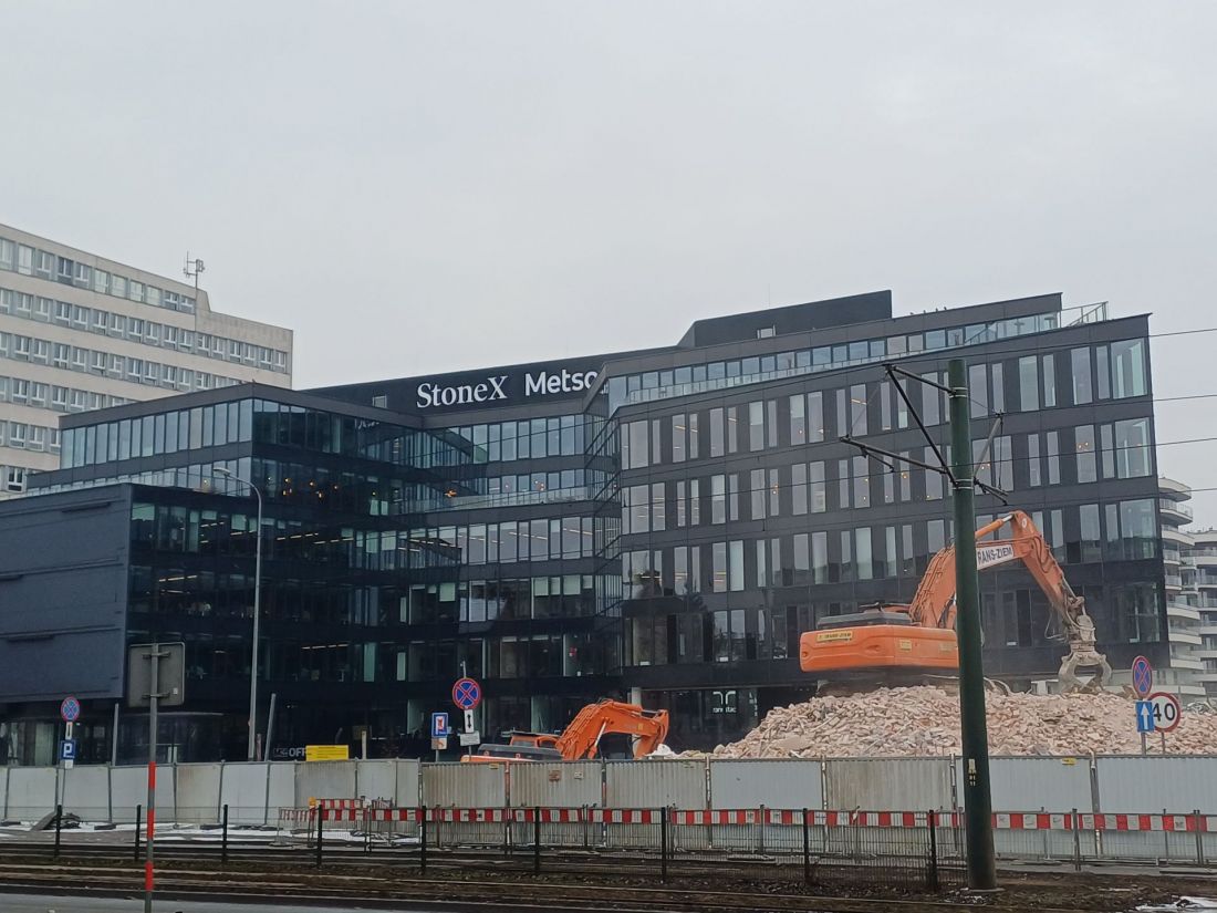 Rozbiórka kamienicy przy ulicy Mogilskiej 31 w Krakowie, w tle Mogilska Office 35
