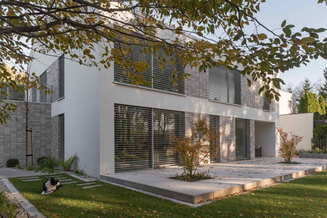 Architekt zdecydował się przesunąć budynek w kierunku granicy działki, co pozwoliło wygospodarować przestronną strefę ogrodową od strony południowej