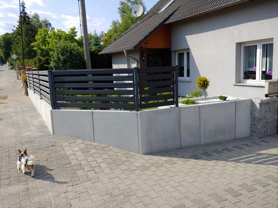 Mur oporowy jako element ogrodzenia