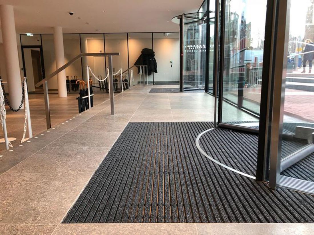Wycieraczka z czarnym profilem anodowanym – Anne Frank Museum, Holandia