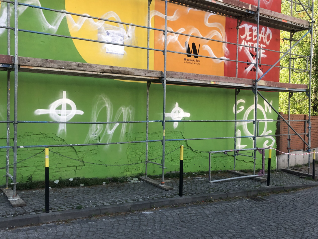 Zniszczony mural „Klimat na Równość” we Wrocławiu