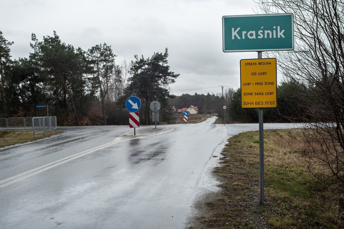 Tablica na wjeździe do Kraśnika umieszczona w ramach akcji Barta Staszewskiego
