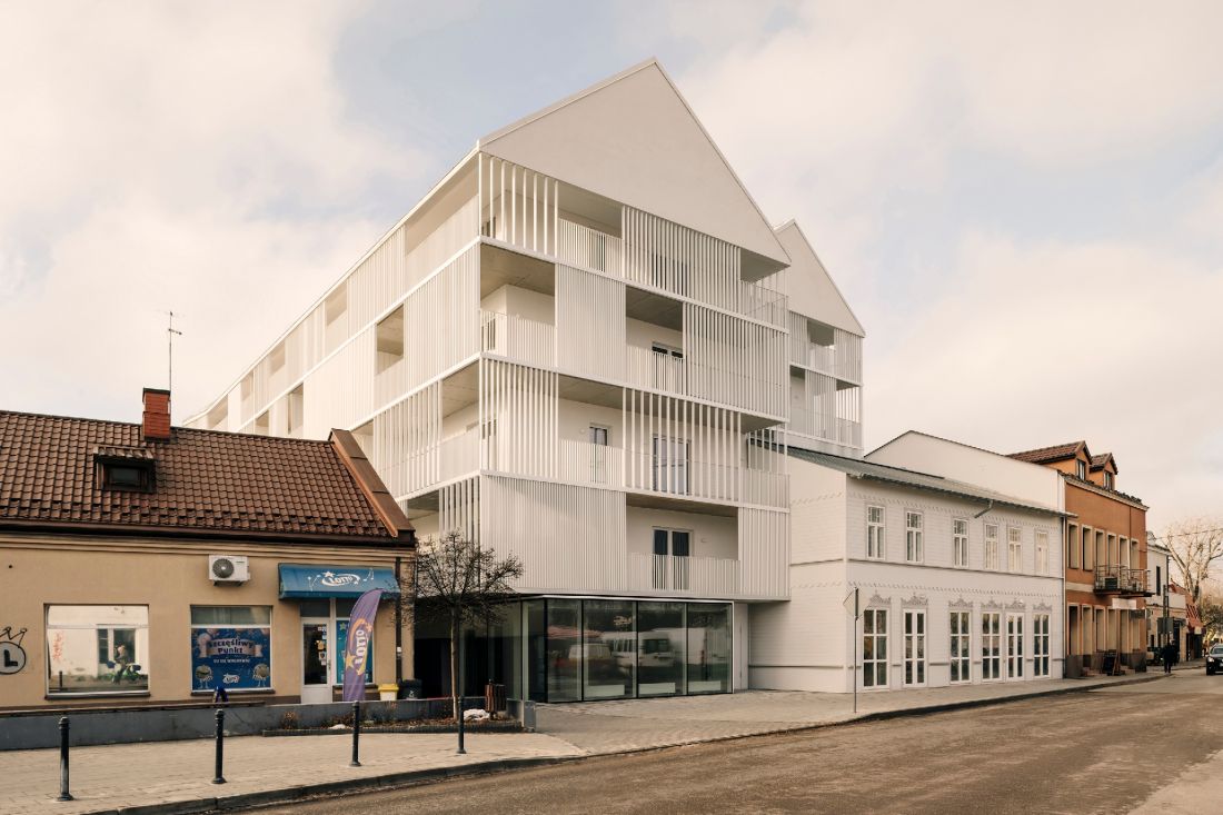 Dom Uniwersalny w Otwocku; nowa architektura jest nieco cofnięta względem linii zabudowy