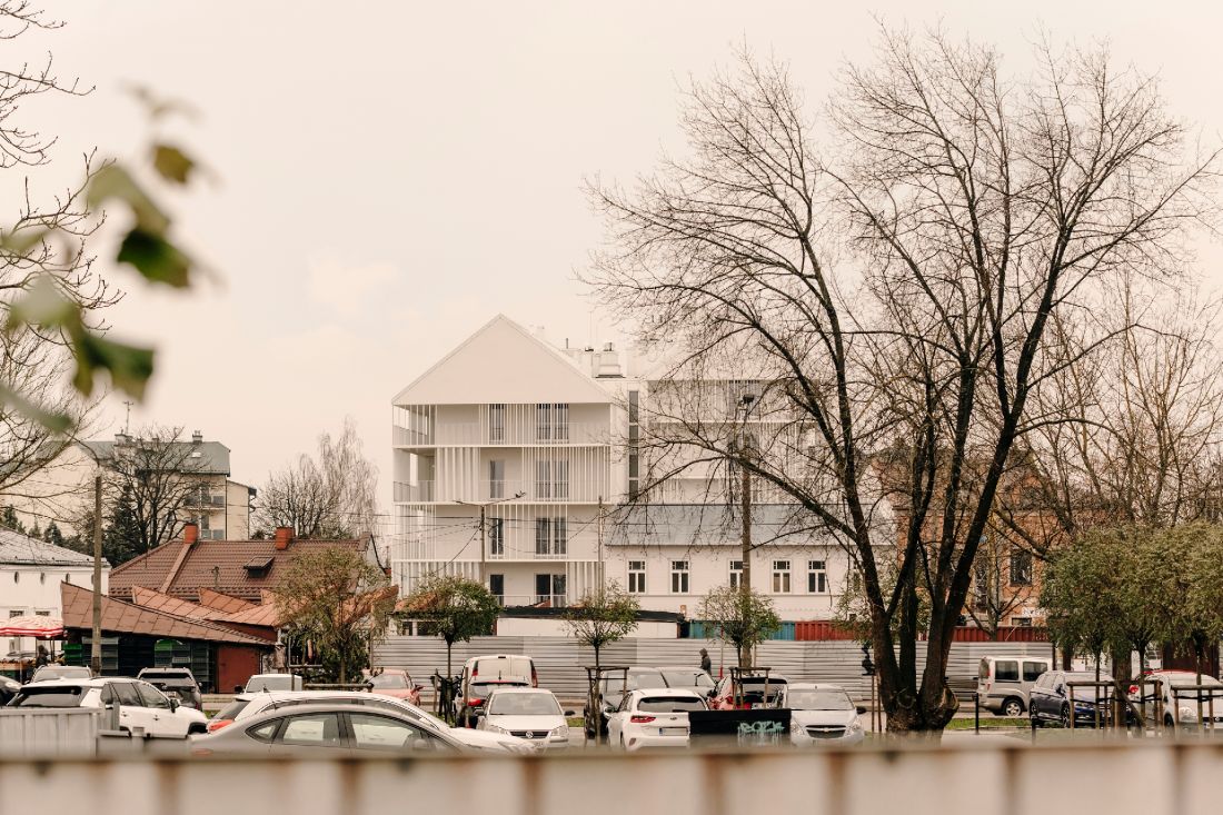 Dom Uniwersalny w Otwocku; widok od strony targowiska