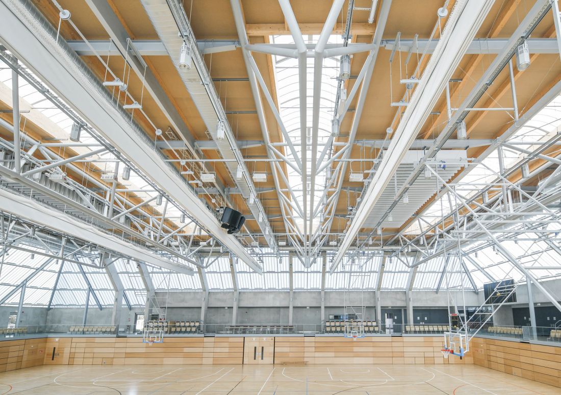 Świetliki dachowe i systemy VELUX Commercial — Naturalne światło w renowacji dachów budynków przemysłowych i komercyjnych