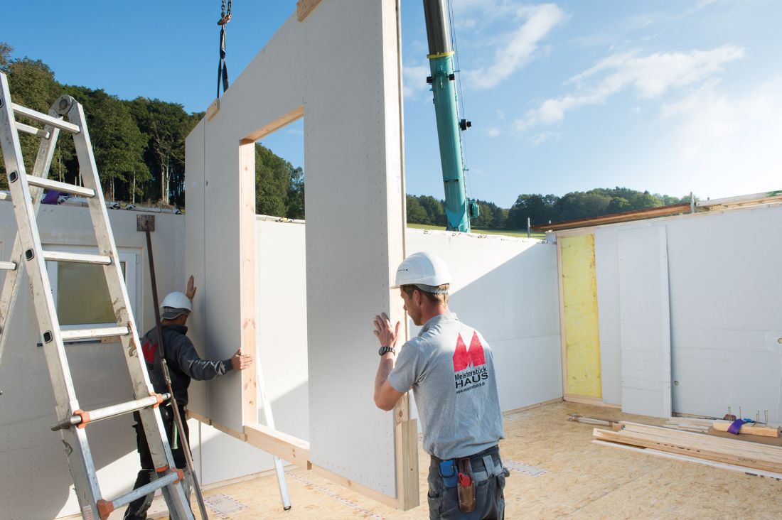 Montaż płyty gipsowo‑włóknowej fermacell na placu budowy, James Hardie Europe GmbH