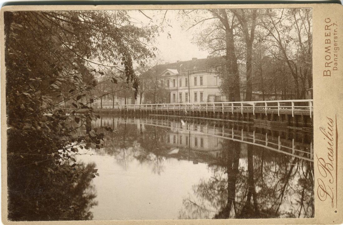 południowa promenada nad nieistniejącym odcinkiem Kanału Bydgoskiego, w tle widoczna dzisiejsza ulica Marszałka Focha; fotografia z przełomu XIX i XX wieku