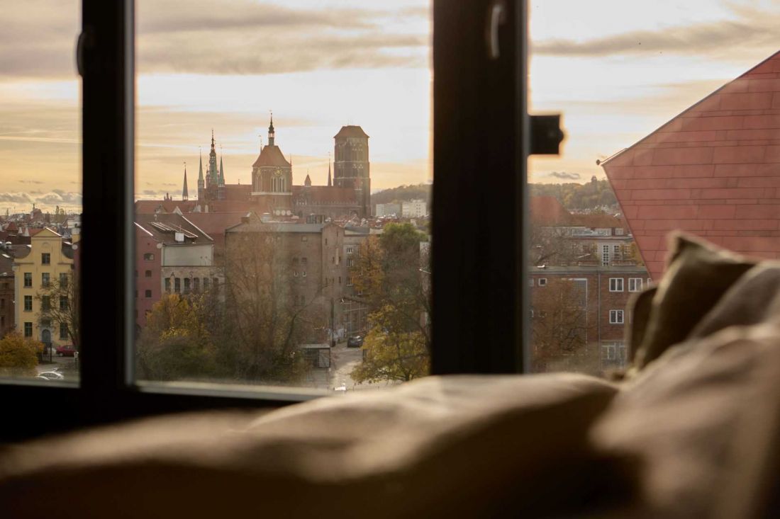 Apartament o powierzchni 88 metrów kwadratowych, położony w centrum Gdańsk, został zaprojektowany z myślą o maksymalnym wykorzystaniu jego lokalizacji.