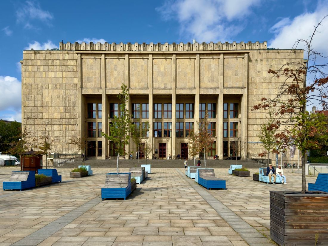 Plac przed Gmachem Głównym Muzeum Narodowego w Krakowie