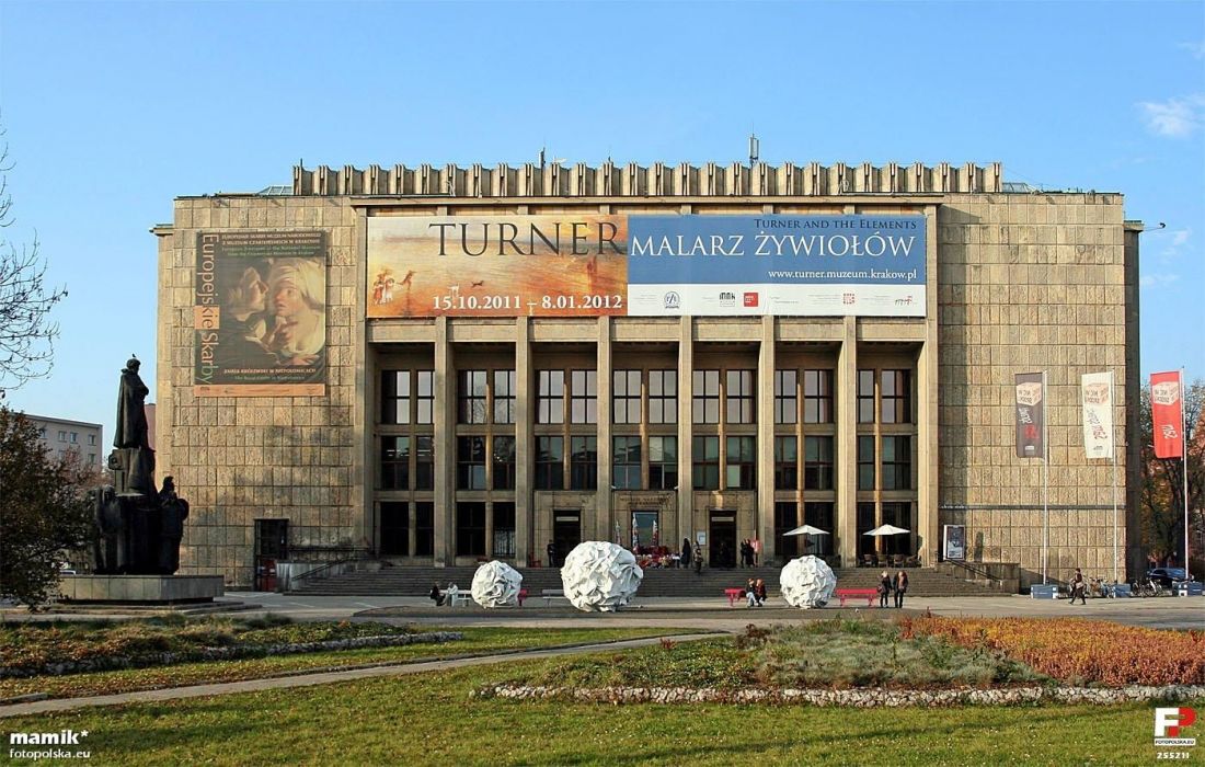 Zielony plac przed Gmachem Głównym Muzeum Narodowego w Krakowie przed przebudową z 2015 roku