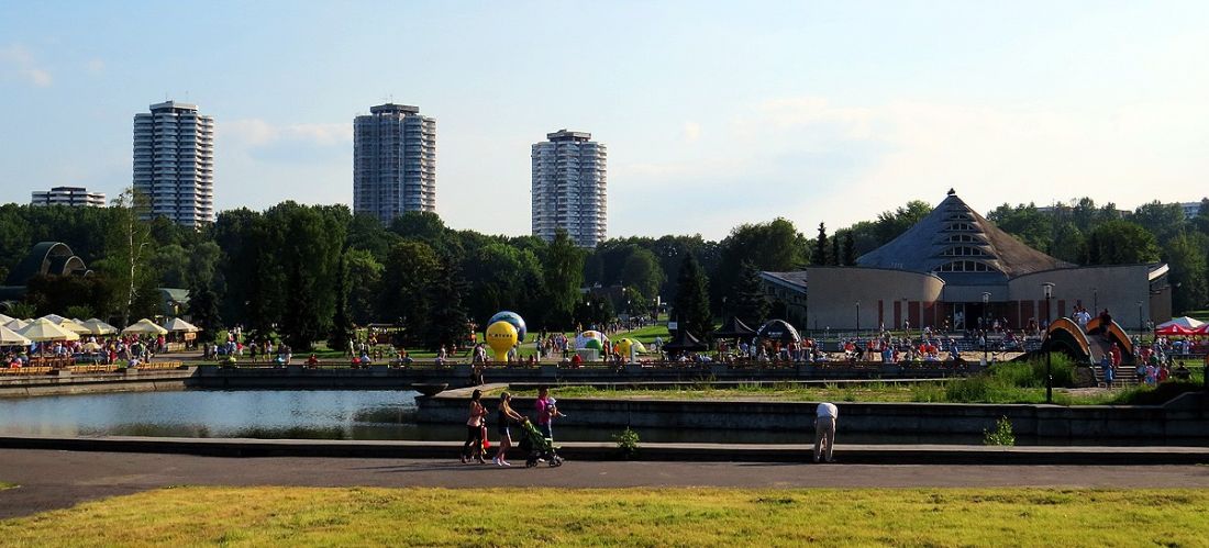 Park Śląski w 2013 roku, w tle widoczne wieżowce mieszkalne 