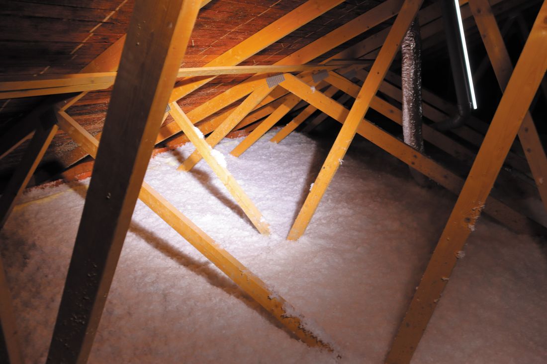 Izolacja wdmuchiwana z wełny mineralnej SUPAFIL od Knauf Insulation pozwala na dokładne zaizolowanie trudno dostępnych miejsc między wiązarami jak również wszelkich biegnących na stropie instalacji