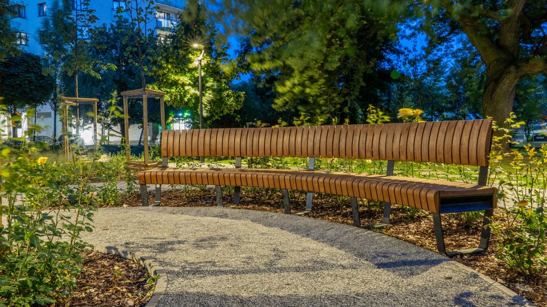Nowoczesna, modułowa ławka po łuku kształtująca przestrzeń