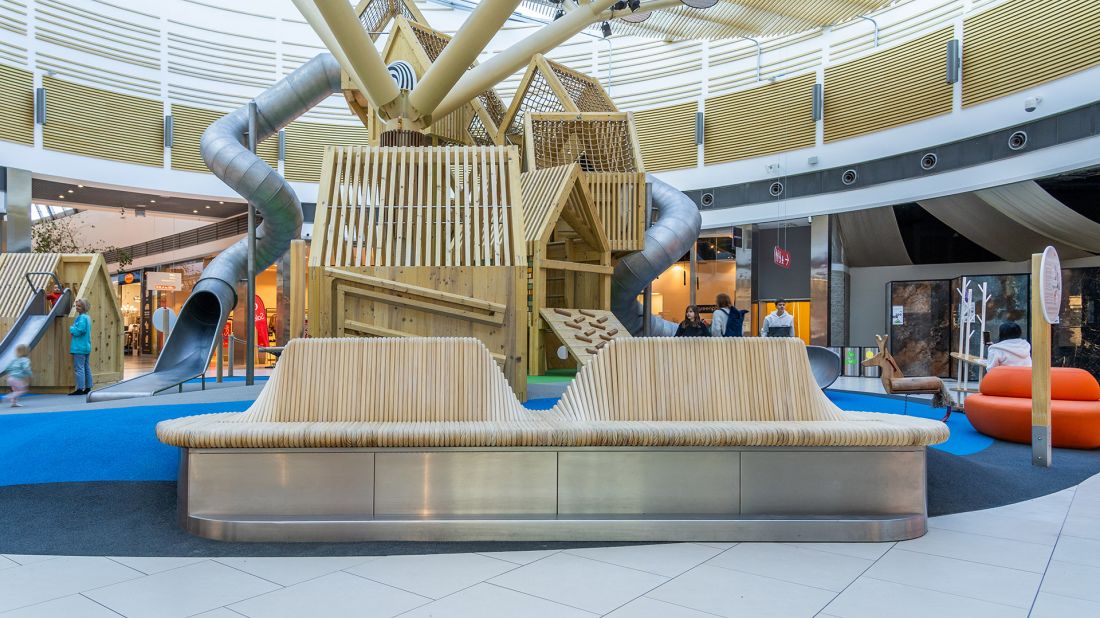 Ławka Moveart oraz plac zabaw Richter Spielgeräte tworzące spójną mikroarchitekturę redefiniującą przestrzeń wypoczynku i zabawy