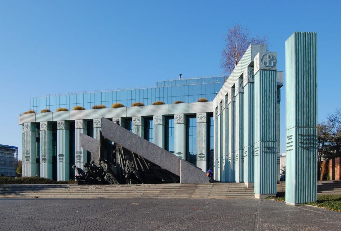 Kompleks Urbanistyczny Wymiaru Sprawiedliwości, widok na perystyl przed pomnikiem Powstania Warszawskiego