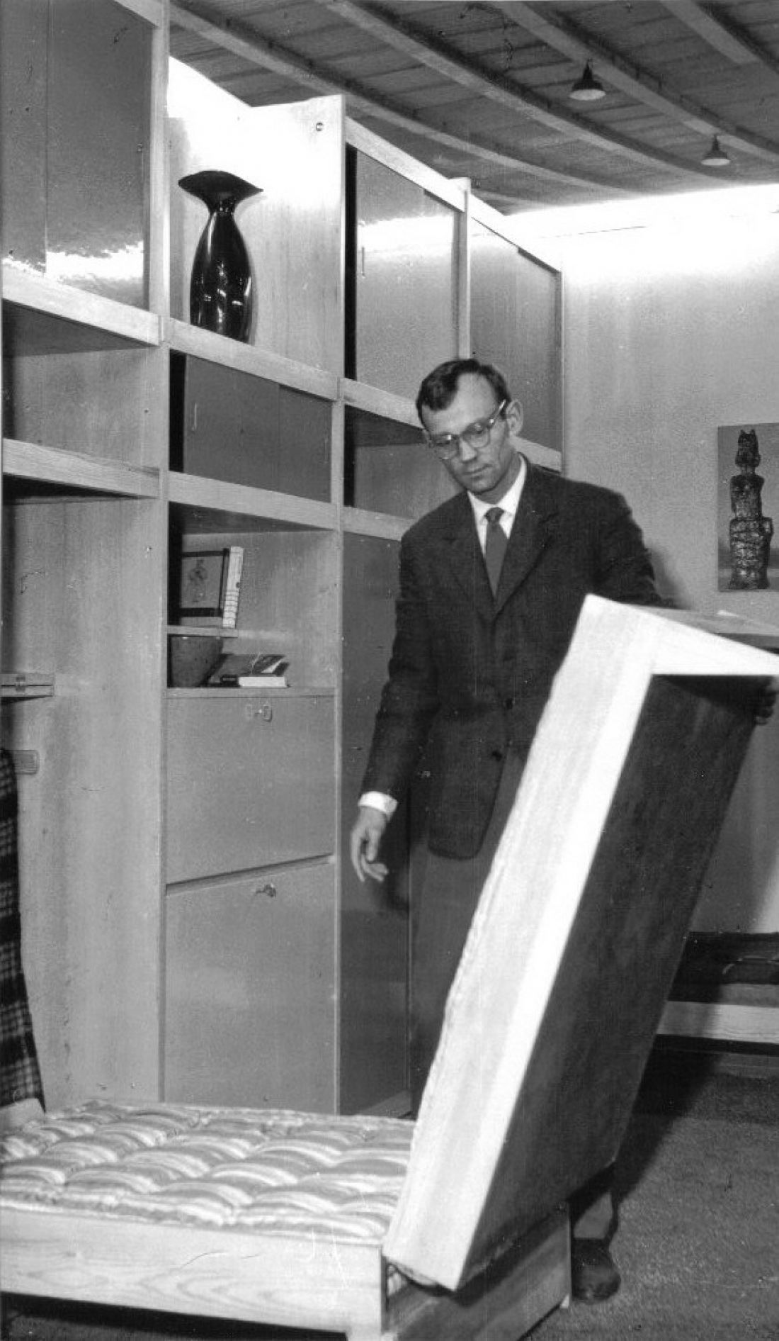 Czesław Kowalski na tle meblościanki, Meble Kowalskich, 1962 r.