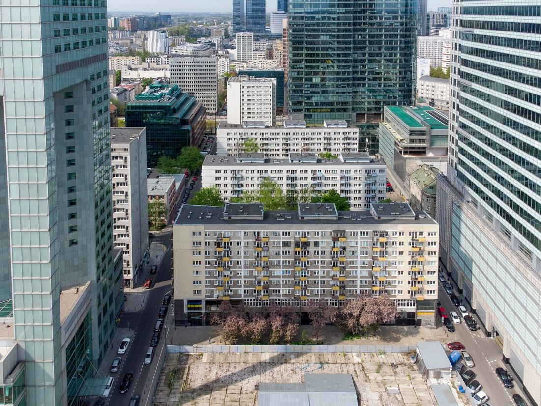 Osiedle Emilia w Warszawie pomiędzy budynkami: Intercontinental, Rondo 1 i Warsaw Financial Center. Widok od wschodu.
