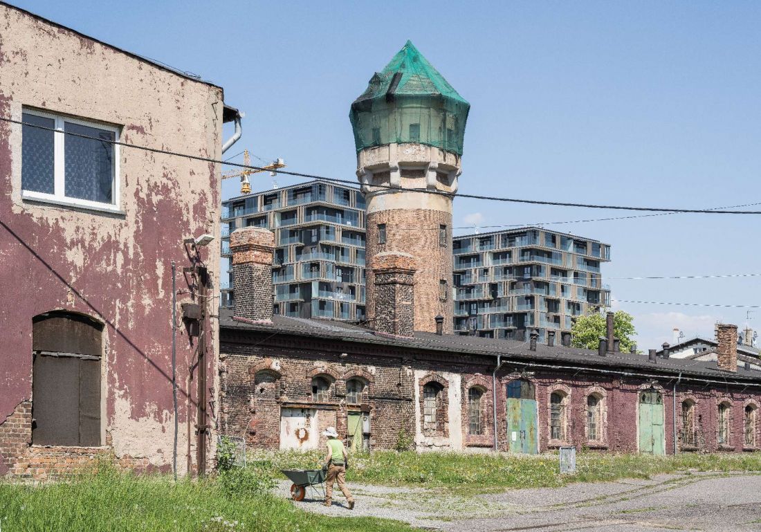 wyraźny kontrast pomiędzy starą zaniedbaną zabudową bliskiego sąsiedztwa a nowoczesnymi punktowcami Pierwszej Dzielnicy