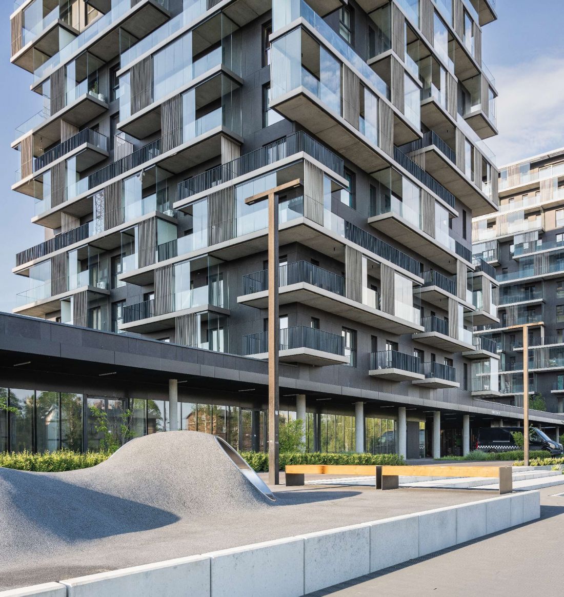 poza oczywistymi elementami małej architektury takimi jak ławki, na terenie Pierwszej Dzielnicy umieszczono również bardziej zaskakujące komponenty, jak na przykład miejsca do zabawy przypominające rzeźby