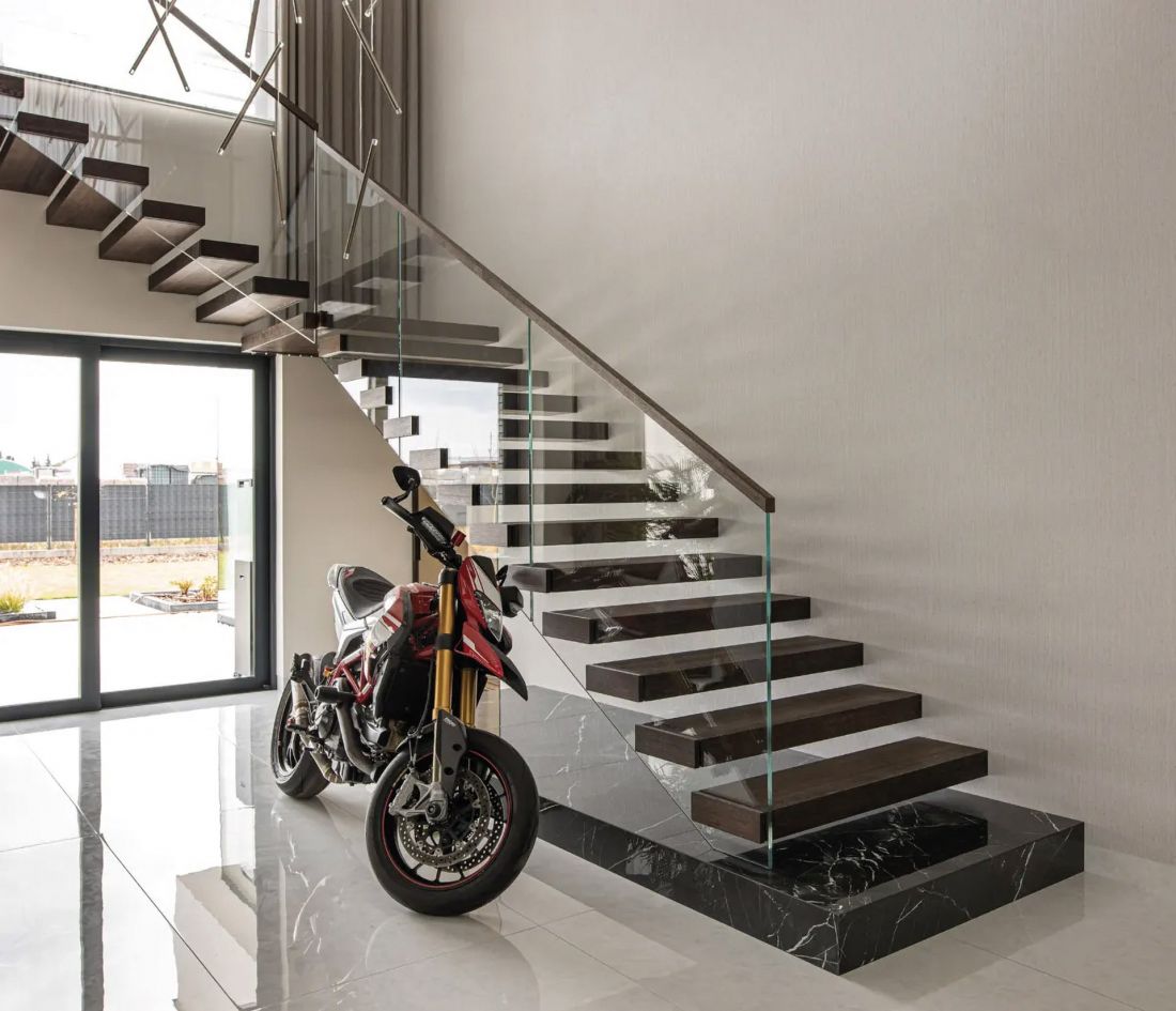 Schody wspornikowe z balustradą szklaną
