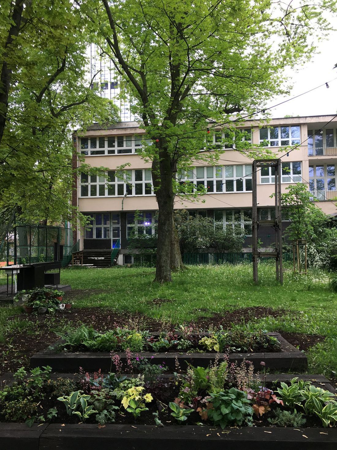 Budynek tysiąclatki przy ulicy Emilii Plater w Warszawie