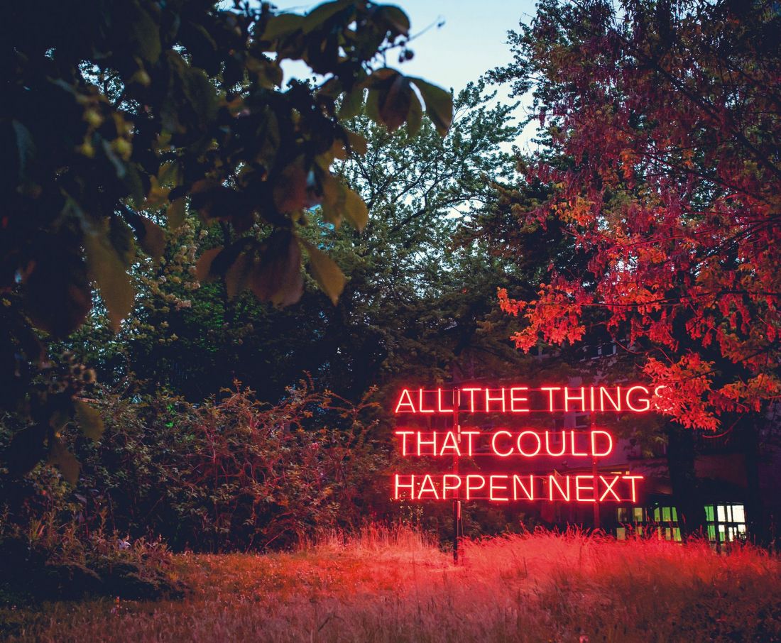 Neon Tima Etchellsa przed budynkiem 