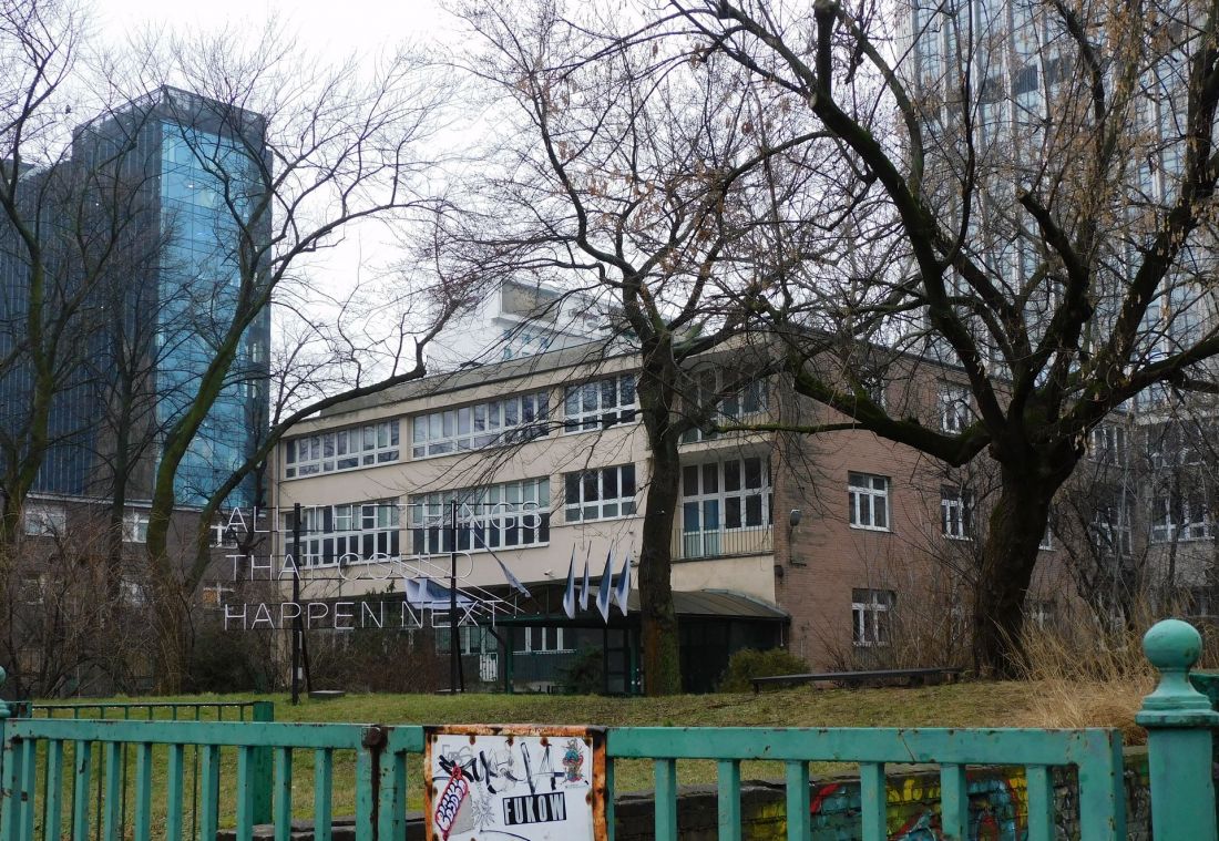 Budynek szkolny przy ulicy Emilii Plater 31 w Warszawie