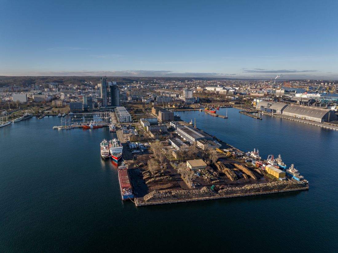 Molo Rybackie w Gdyni. W tle wieże Sea Towers