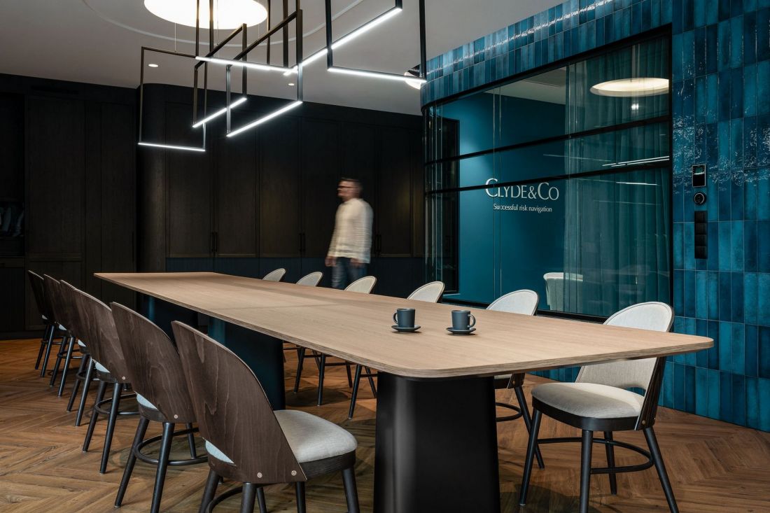 Fotomohito, Warszawskie biuro, Master Oak elegant black od Unilin Panels