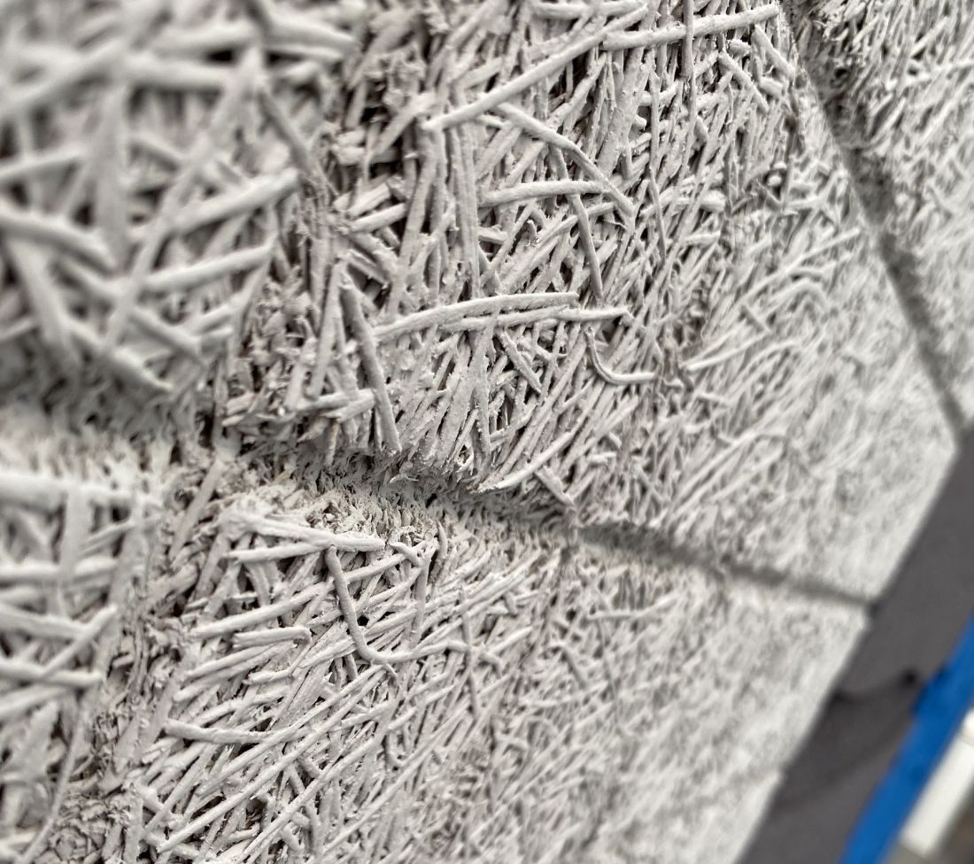 Knauf Ceiling Solutions w przypadku akustycznych, odpornych paneli Heradesign z wełny drzewnej daje też możliwość wycinania wzorów na powierzchni, co dla strzelnicy oznacza, że może mieć na ścianach np. modne hasła lub swoje logo