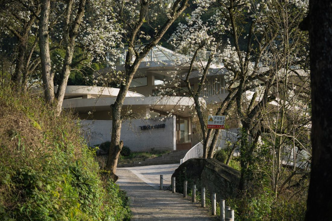 Buzzy Sunny Feixue Pavilion, Lihua