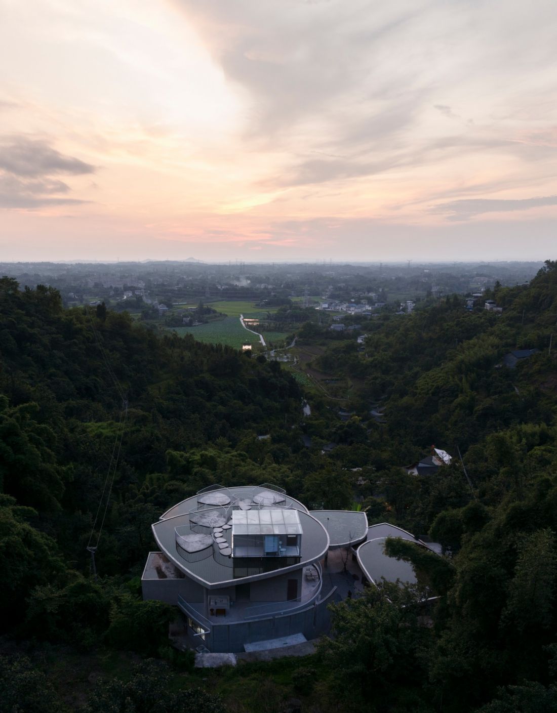 Buzzy Sunny Feixue Pavilion, Lihua